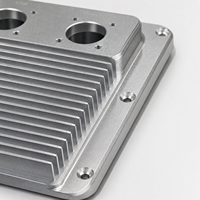Placas de disipador de calor de aluminio mecanizadas por CNC personalizadas, base perforada, colector, soluciones térmicas de precisión con aletas, OEM ODM