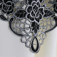 Nappe carrée OWENIE 34x34 en polyester lavable avec motif de dessin animé, broderie de rosettes argentées et sequins noirs et blancs, vente en gros