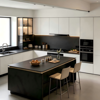 Meuble de cuisine moderne en bois massif avec porte en verre, évier en quartz, four encastré et tiroir, style villa italienne, blanc laiteux