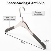 Percha de Metal Cromado Antideslizante de Primera Calidad con Almohadillas de Terciopelo Gris para los Hombros, Gancho Giratorio de 360°, Percha de Alta Gama para Exhibición de Ropa y Abrigos