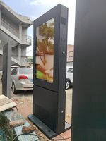 Totem publicitaire numérique double face sur pied pour extérieur, étanche IP65, haute luminosité, idéal pour les places, parcs et arrêts de bus