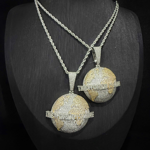 Ciondolo Rotondo con Mappa del Mondo e Scritta 'The World Is Mine' per Uomo, Gioiello Hip Hop Placcato Bicolore con Zirconi Cubici - Product Image 6