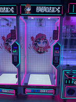 Machines de jeu d'arcade colorées : Ciseaux à prix, Grue à peluches, Machine à rendez-vous rose, Machines à monnayeur, Machines à découpe de clés