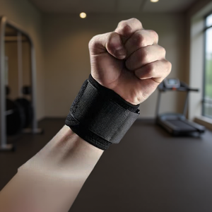 La banda para la muñeca mejora la fuerza y la estabilidad de la muñeca durante las actividades de fitness. - Product Image 3