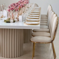 Table à manger moderne de luxe avec cadre en métal blanc et plateau en MDF, et 4 chaises pour mariage, événement, banquet, appartement, villa