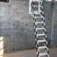 Échelle de levage d'escalier de grenier extensible invisible en métal à rétraction manuelle conception pliante intérieure et extérieure pour les villas chinoises