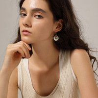 Boucles d'oreilles pendantes exclusives en acier inoxydable, design géométrique tendance, sensation haut de gamme, pierre principale en coquillage naturel pour femme