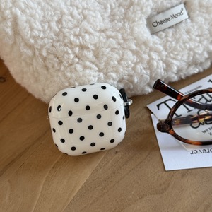 เคส AirPods 4 สีขาวลายจุดดำ เหมาะสำหรับ AirPods Pro รุ่นที่ 3 หูฟังไร้สาย เคสป้องกันการตกกระแทก - Product Image 6
