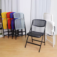 Chaise pliante commerciale d'intérieur et d'extérieur de haute qualité avec cadre en métal et siège en plastique PP, capacité de charge de 150 kg, pour salon