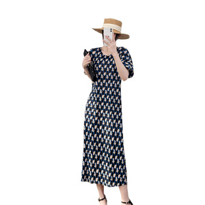 Abito Lungo Plissettato Miyake Estate 2026 con Stampa Francese Arricciata e Maniche a Sbuffo, Elegante, Antirughe, Vestibilità Slim - Product Image 1