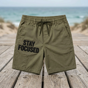 Shorts décontractés de plage pour hommes vert olive, séchage rapide, taille mi-haute élastique, imprimé tribal en relief, motif 'Stay Focused' - Product Image 1