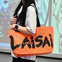 Sac fourre-tout en PP tissé imperméable imprimé sur mesure avec sangles en sangle noire pour supermarché, exposition, mode, vente au détail, publicité de marque