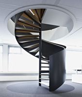 Escalier en colimaçon moderne en bois massif avec garde-corps en verre, pour appartement et hôtel, colonne centrale en acier au carbone, idéal pour petits espaces