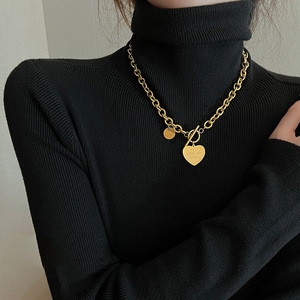 Collar de acero inoxidable con grabado en PVD, hebilla OT, corazón, regalo del Día de la madre - Product Image 3