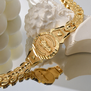 Pulseras de lujo personalizadas con textura gruesa, con medallón redondo de la Virgen María, borde de espiga, impermeables y chapadas. - Product Image 1