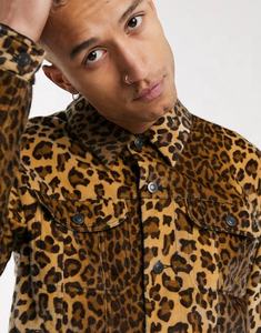 ZY Ultima Moda Giacca Western da Uomo con Colletto Aperto, Abbottonatura Frontale, Corta, in Ecopelliccia con Stampa Leopardata - Product Image 2