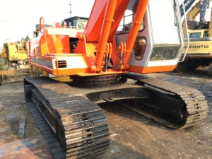 Excavadora de Orugas Hitachi EX200 Usada en Japón, Modelo 2010, Pasadores Ajustados, Cilindros Fuertes, Motor Listo para Trabajos de Construcción Pesada - Product Image 4