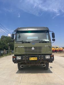 Camión cisterna de agua 4x4 con tracción en las cuatro ruedas y dos ruedas, utilizado para limpiar carreteras durante incendios forestales - Product Image 3