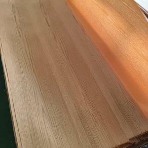 Embrassez le caractère naturel avec notre placage rustique de chêne rouge de catégorie. Ses nœuds et ses stries minérales ajoutent un charme chaleureux et authentique - Product Image 3
