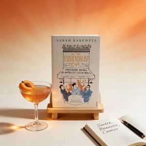 Au café existentiel de Sarah Bakewell. Guide intemporel et chaleureux sur la vie existentielle et les pensées de Sartre - Product Image 1