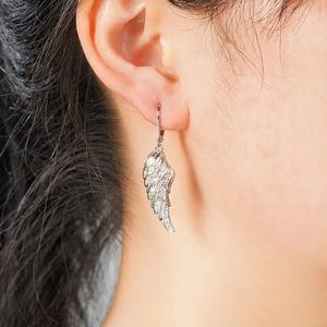 Pendientes Largos Románticos Tiyo con Alas de Ángel Plateadas, Zirconia y Microincrustaciones para Boda - Product Image 3