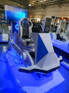 Cabina de Carreras 3DOF Comercial con Plataforma de Movimiento e Iluminación LED para Centros de Entretenimiento y Juegos en Interiores - Product Image 3