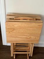 Plateau de service rectangulaire pliable classique pour le dîner à la télévision avec étagère de rangement, naturel - Ensemble de 4 plateaux