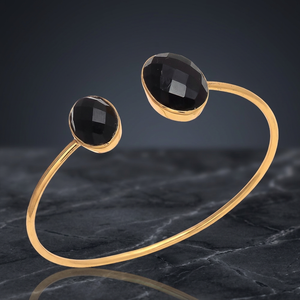 Double pierre précieuse Une paire de bracelet en or ornée de pierres précieuses scintillantes en onyx noir de forme ovale - Product Image 3