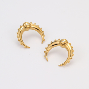 NIMAI NOUVEAU Boucles d'oreilles personnalisées en acier inoxydable PVD en or 18 carats en forme de C pour femmes - Product Image 4