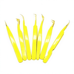 Juego de pinzas para extensión de pestañas de acero inoxidable con punta de oro de 24k y mango con recubrimiento en polvo amarillo. - Product Image 1