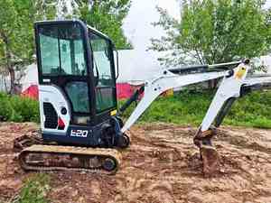 Mini-excavatrice CAT E20 d'occasion en bon état, 2 tonnes, excavatrice hydraulique sur chenilles avec accessoire tarière, chenilles en caoutchouc - Product Image 2
