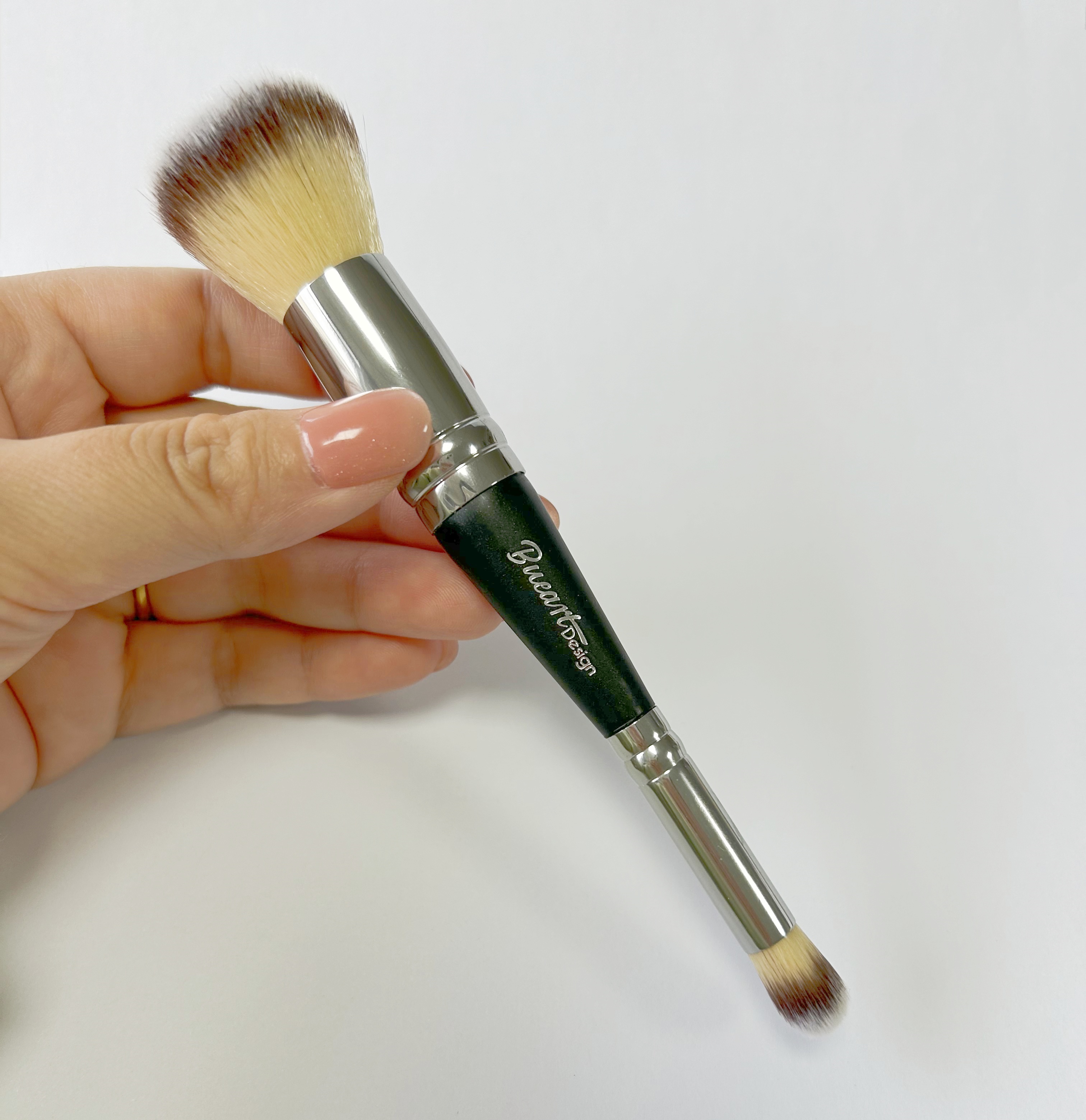 Brocha para base de maquillaje negro y plateado con logo