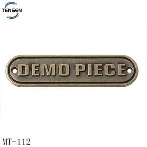 Diseño de moda Etiquetas de costura de prendas de vestir Latón antiguo Letra en relieve Metal Abaya Etiqueta de 2 agujeros para traje de baño - Product Image 1