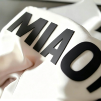Étiquette de vêtement en soie personnalisée en silicone 3D découpée au laser, imprimée, écologique, avec logo pour t-shirts