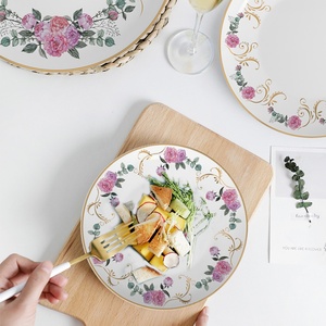 Plato de Porcelana Fina con Borde Dorado, Diseño de Rosas Rosadas Románticas para Celebración del Día de San Valentín, Ideal para Hoteles y Banquetes - Product Image 2