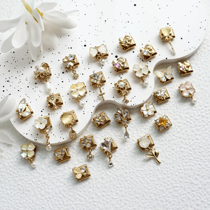 Abalorio Colgante Modular Delicado de Acero Inoxidable de 9mm con Flor Esmaltada, Corazón de Cristal CZ y Eslabones Italianos para Fabricación de Pulseras - Product Image 1