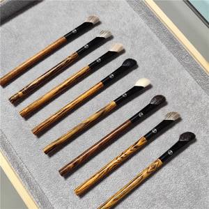 Pinceau de maquillage en cheveux naturels à manche en bois de santal avec logo personnalisé pour le visage Pinceau de mélange anti-cernes dense à angle sans trace - Product Image 3