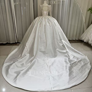 Robe de mariée OY034 exclusive moderne en satin avec appliques de dentelle et cristaux, manches longues, traîne chapelle et fleurs - Product Image 2