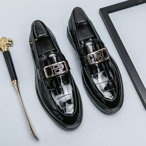 Les dernières chaussures en cuir blanc pour hommes, très populaires, avec logos métalliques, sont des chaussures en cuir élégantes, propres et simples pour hommes. - Product Image 3