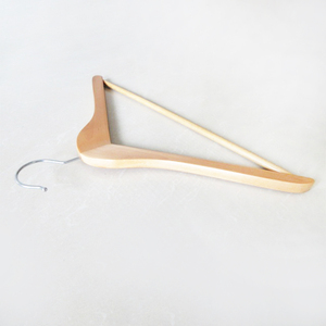 Perchas de madera natural cóncavas clásicas de 14 mm de grosor con gancho cromado para almacenamiento en suites ejecutivas, perchas de ropa de madera de lujo premium. - Product Image 3
