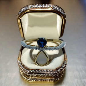 Bague élégante en or 22 carats avec pierre bleue, bande de diamants et perle tombante, bague de créateur élégante pour femmes, bijoux modernes - Product Image 2