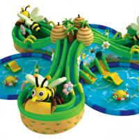 Parc aquatique gonflable commercial à thème abeilles en PVC avec toboggan multi-carrés et garantie de 3 ans pour les centres de villégiature estivaux