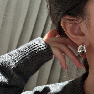 Pendientes de Línea Curva de Plata de Ley S925 con Diseño Vintage, Pendientes de Flores Clásicos de Moda, Joyería de Cobre de Lujo al por Mayor - Product Image 2