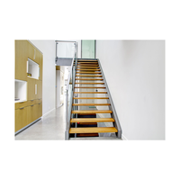 Escaliers à double face avec motif circulaire décoratif, marches en chêne, effet lumière et ombre, design de marches flottantes