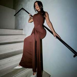 2024 nuovo <span class=keywords><strong>vestito</strong></span> di moda mezzo collo alto irregolare canotta per le donne elegante aderente abito lungo increspato pizzo dolce e Sexy senza maniche - Product Image 2