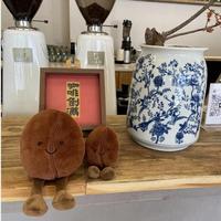 Peluche en forme de grain de café, style JC, version haut de gamme, super douce, rembourrage en coton PP, base lestée réglable, anti-stress pour café