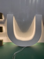 Enseigne en métal rétroéclairée LED personnalisée Dacosign avec logo 3D de luxe pour la décoration murale des salons de beauté et la publicité commerciale