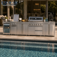 Îlot BBQ personnalisé pour cuisine extérieure avec armoires de rangement en acier inoxydable, station de grillade et comptoir spacieux pour usage résidentiel