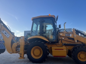 รถตักล้อยาง JCB 3CX 4WD รุ่นใหม่ล่าสุด กำลังไฮดรอลิกทรงพลัง เหมาะสำหรับงานขุดดินและปรับระดับพื้นดิน - Product Image 1