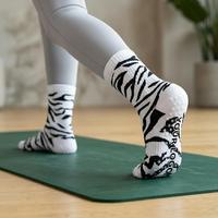 Chaussettes de yoga et de Pilates OEM personnalisées avec logo, rayures zébrées, antidérapantes en silicone, en coton respirant, sportives pour hommes, pour l'entraînement au yoga